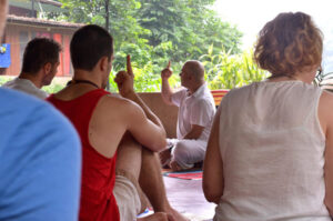 Meditation techniques - Soma guiding student's in a meditation retreat in a concentration technique
